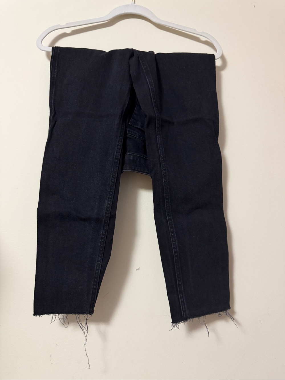 Hollister Black Cropped Raw-Hem Jeans - Picture 2 of 3
